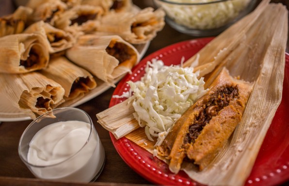 tamales de pavo en mole.